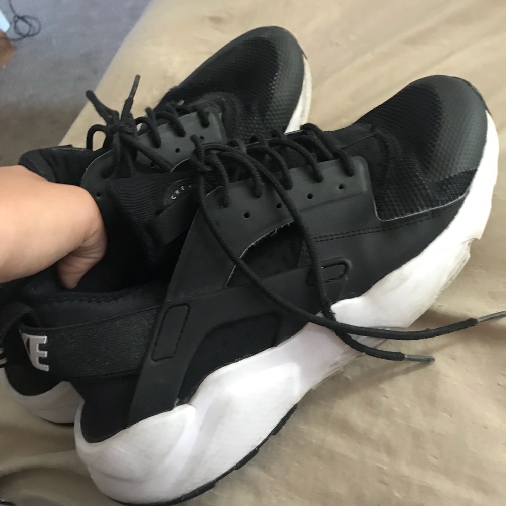 Black Nike Air huaraches